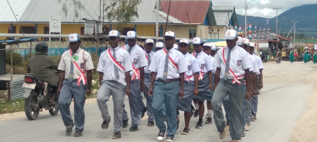 SMK Negeri 1 Teknologi dan Rekayasa Deiyai Raih Juara 2 Gerak Jalan dan Persembahkan Karya Seni di Hari Kemerdekaan